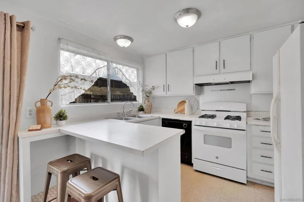 8532 Carlton Oaks Drive, Santee, California 92071 home-pic-6