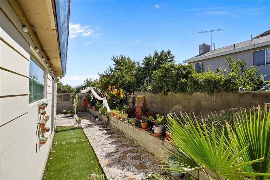 30602 San Martinez Road, Val Verde, California 91384 home-pic-19