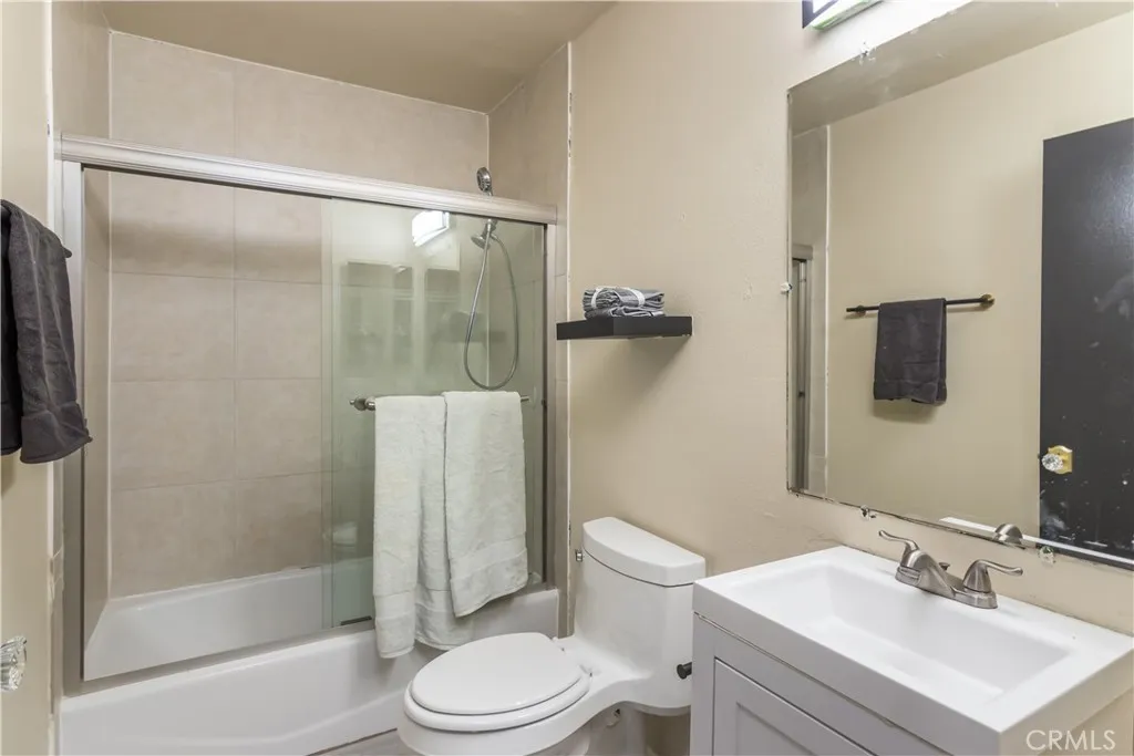 18209 Sierra Highway 35, Canyon Country, California 91351 home-pic-17