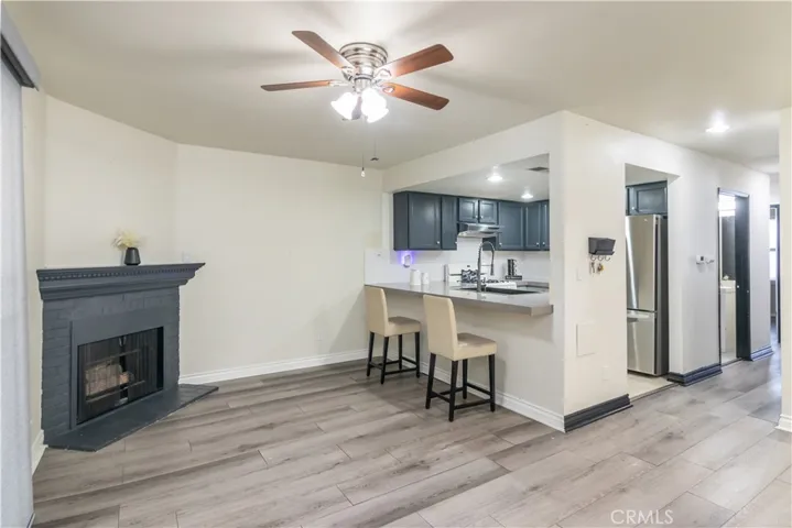 Living room with open floor plan, connected to the kitchen with nice breakfast bat
