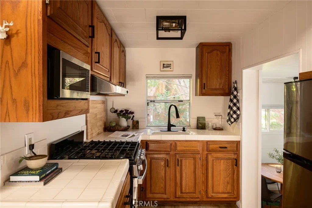 782 Lake Drive, Lake Arrowhead, California 92352 home-pic-8