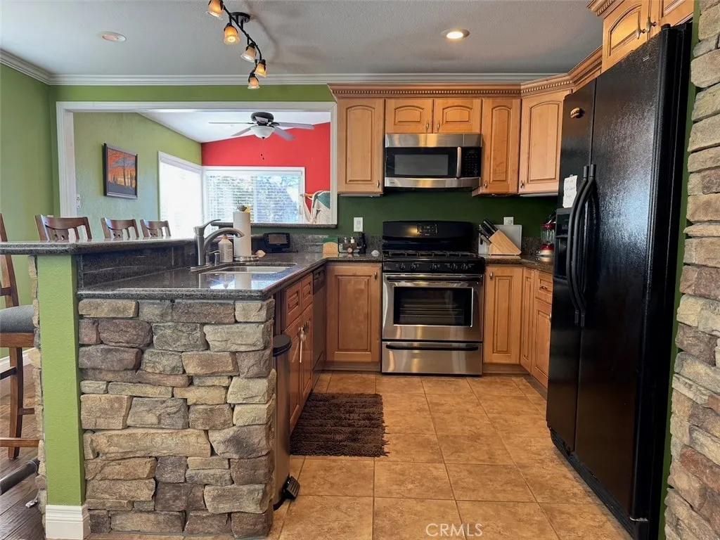 1395 Flintridge, Big Bear City, California 92314 home-pic-12