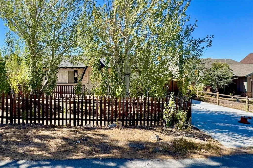 1395 Flintridge, Big Bear City, California 92314 home-pic-26