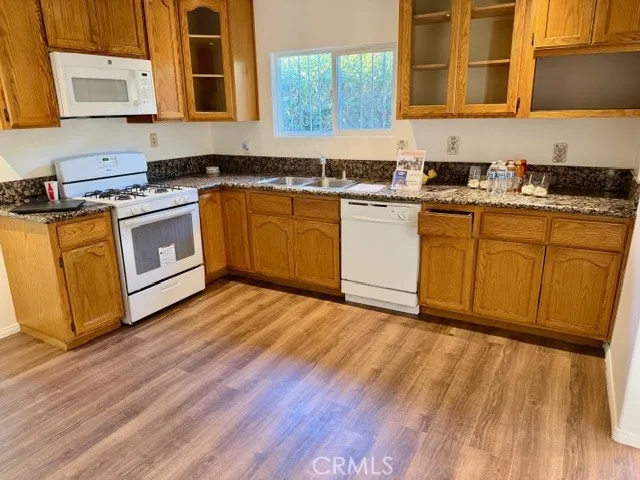 Spacious Kitchen with Lots of Cabinets