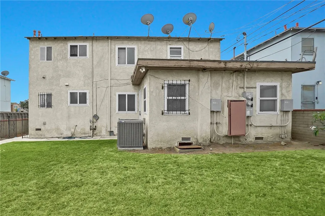 2035 W 102nd Street, Los Angeles, California 90047 home-pic-17