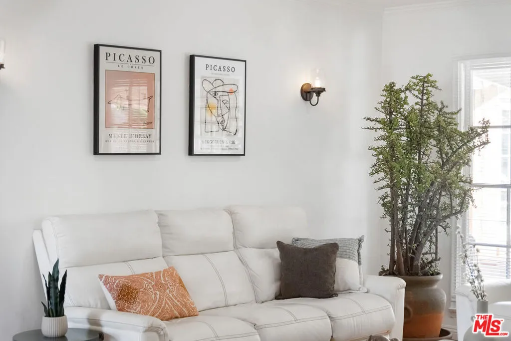 7020 Mary Ellen Avenue, North Hollywood, California 91605 home-pic-2