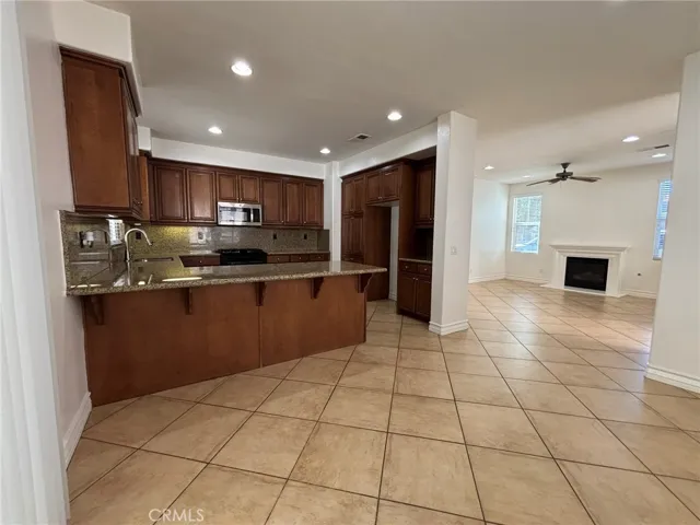 Kitchen with breakfast bar