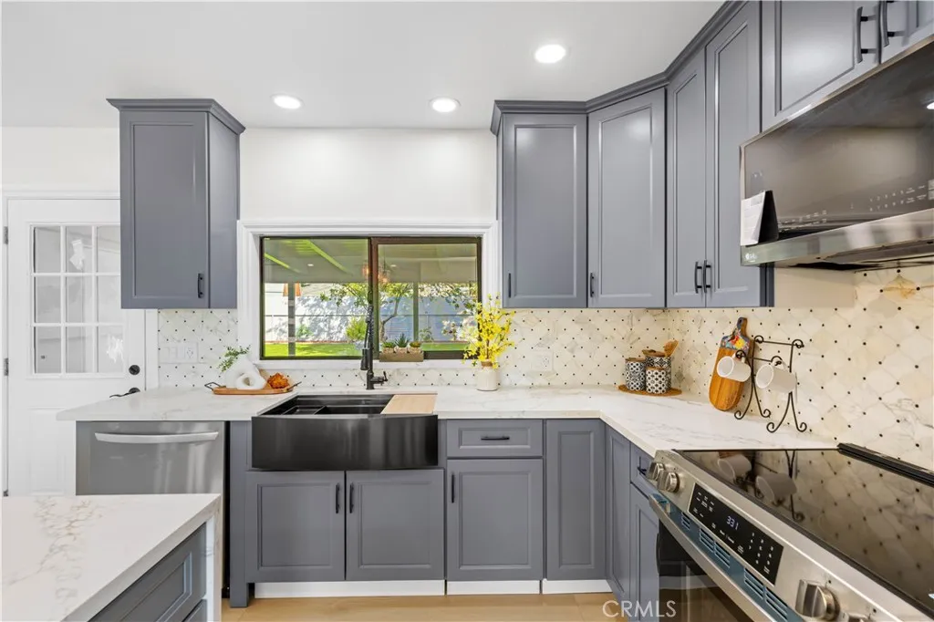 6714 Mclennan, Lake Balboa, California 91406 home-pic-10