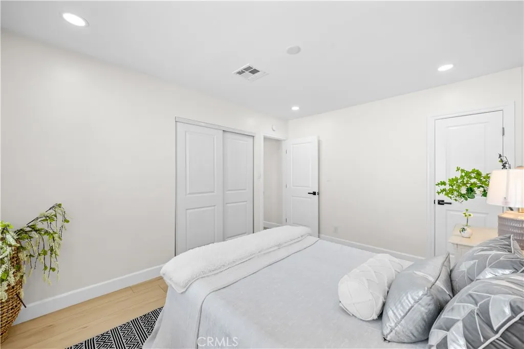 6714 Mclennan, Lake Balboa, California 91406 home-pic-25