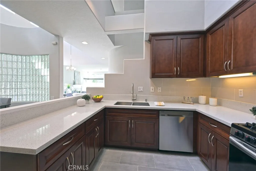 927 S Lone Pine, Anaheim Hills, California 92808 home-pic-16