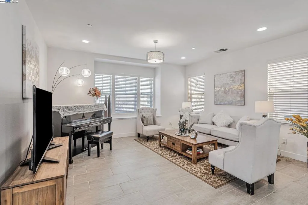 705 Cannery Pl, San Jose, California 95112 home-pic-5