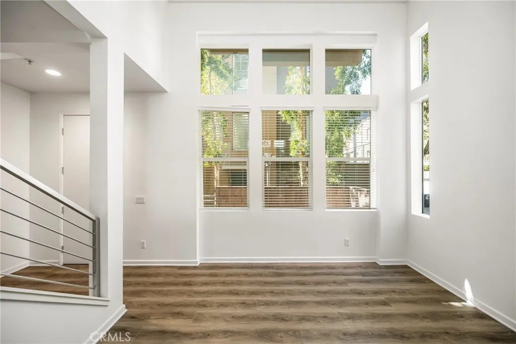 320 E Jeanette Lane, Santa Ana, California 92705 home-pic-10