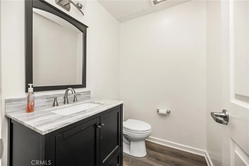 320 E Jeanette Lane, Santa Ana, California 92705 home-pic-18