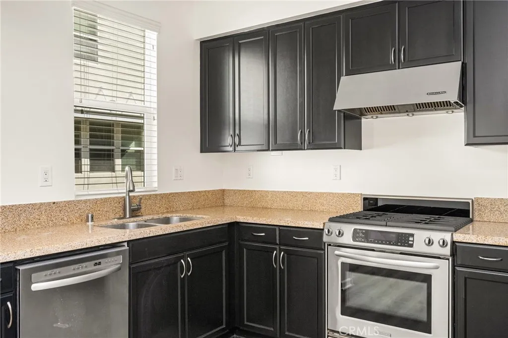 320 E Jeanette Lane, Santa Ana, California 92705 home-pic-17