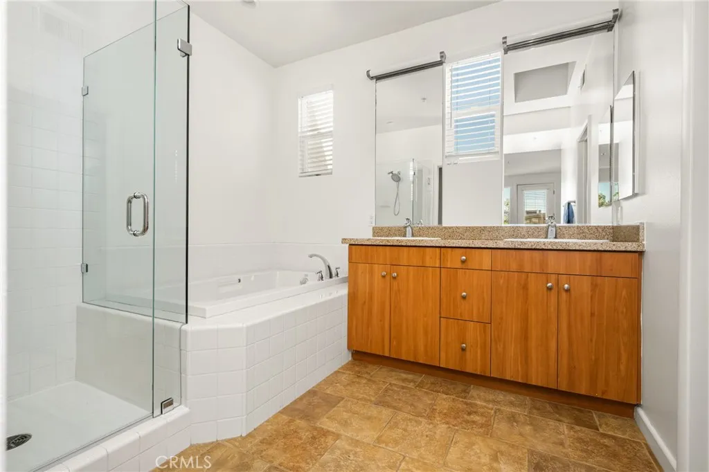 320 E Jeanette Lane, Santa Ana, California 92705 home-pic-28