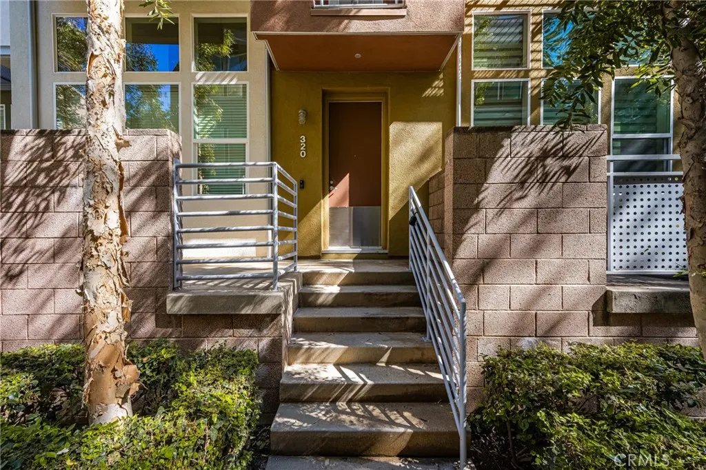 320 E Jeanette Lane, Santa Ana, California 92705 home-pic-2