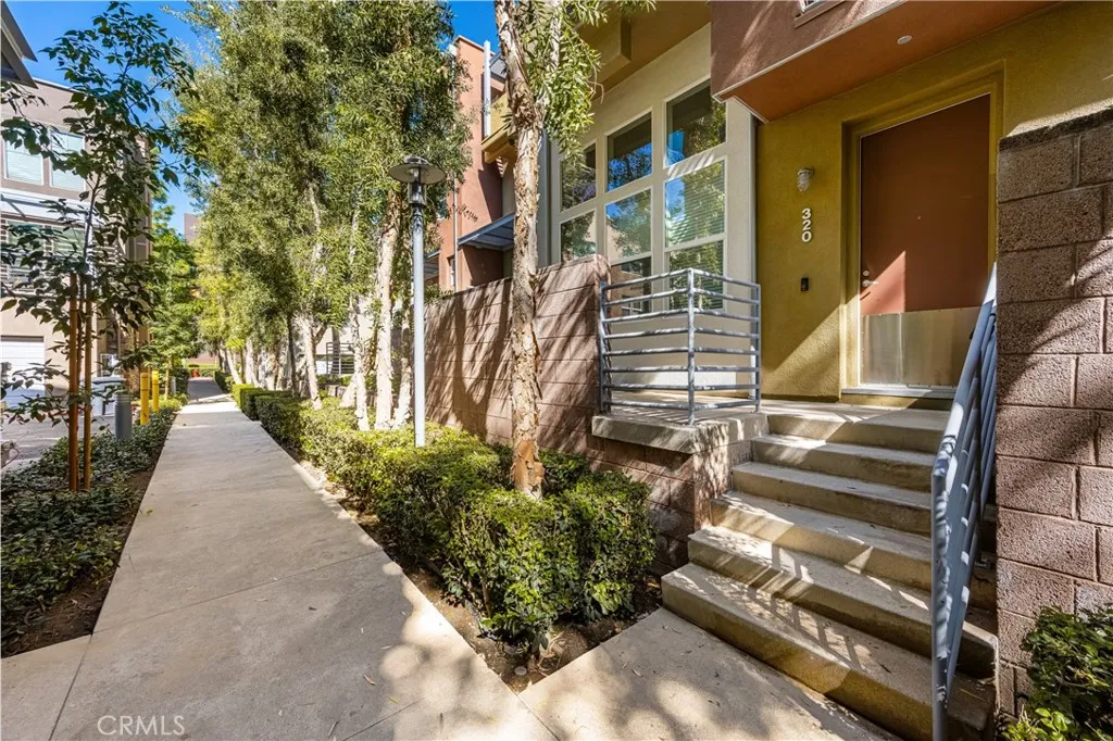 320 E Jeanette Lane, Santa Ana, California 92705 home-pic-3