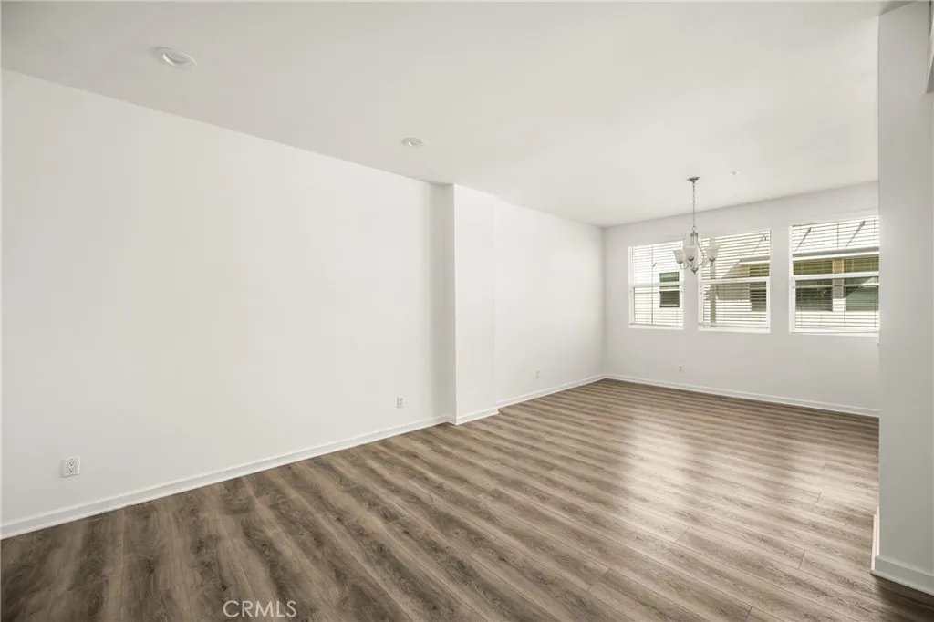 320 E Jeanette Lane, Santa Ana, California 92705 home-pic-11