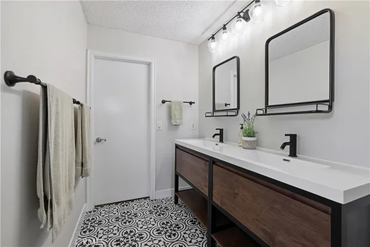 19752 Collins, Canyon Country, California 91351