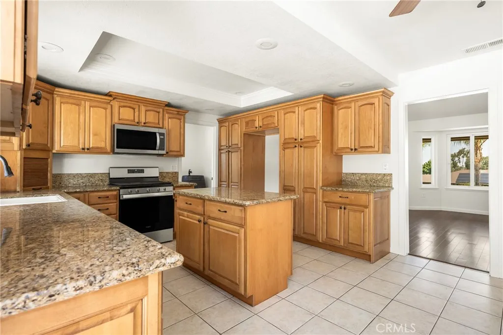 16481 Valle Vista Way, Riverside, California 92506 home-pic-16