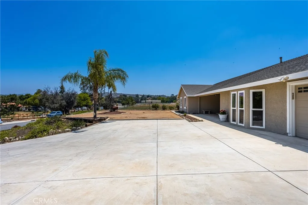 16481 Valle Vista Way, Riverside, California 92506 home-pic-1