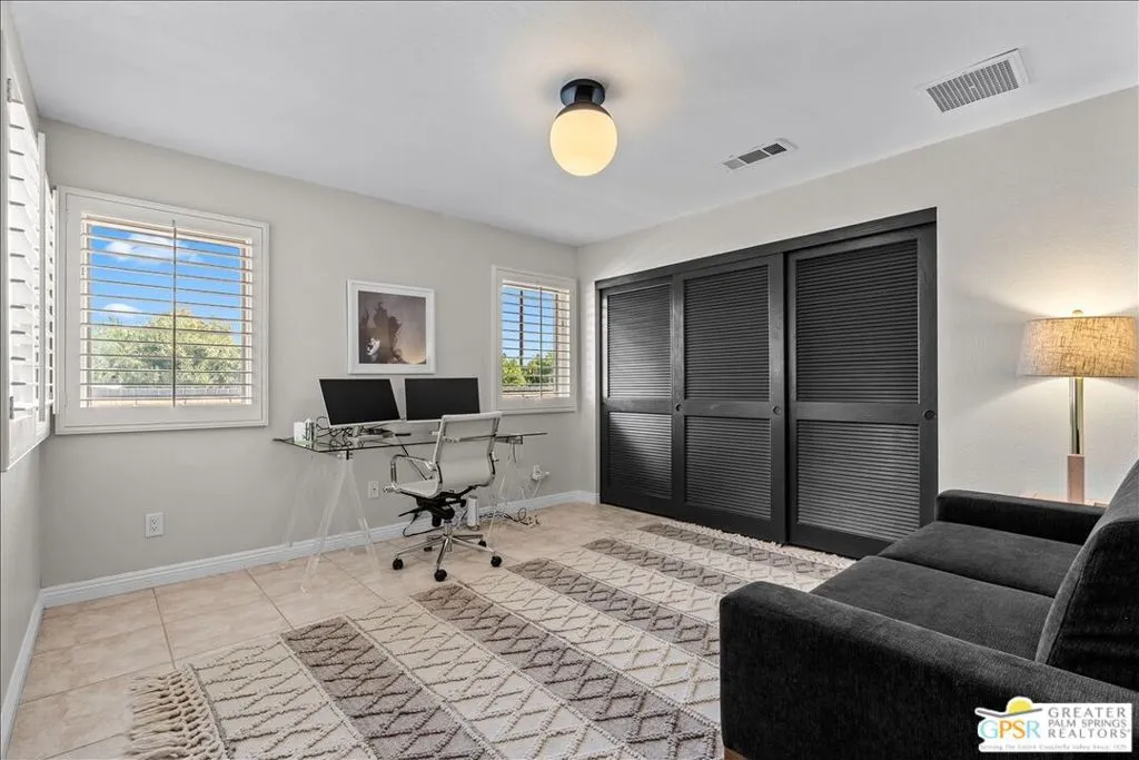 5365 E Cherry Hills Drive, Palm Springs, California 92264 home-pic-11