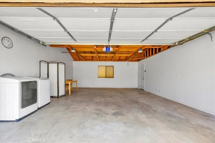 GARAGE / LAUNDRY
