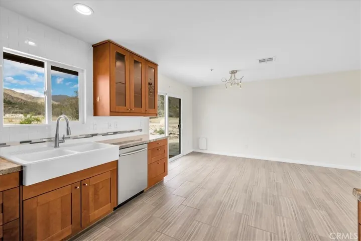 KITCHEN / DINING