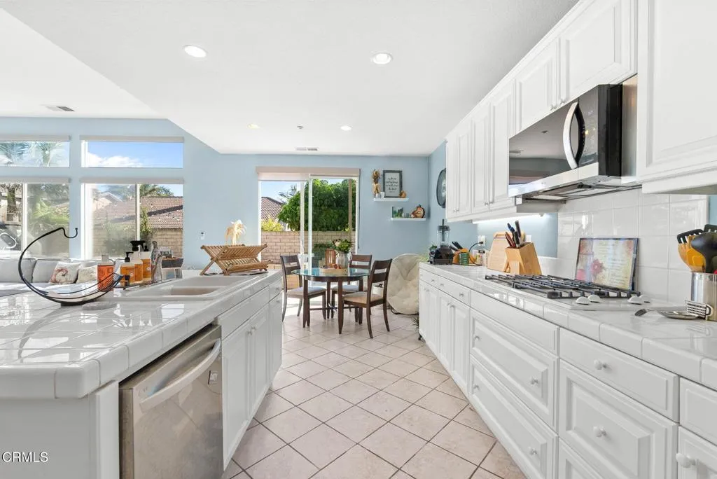 3514 Dunkirk Drive, Oxnard, California 93035 home-pic-13