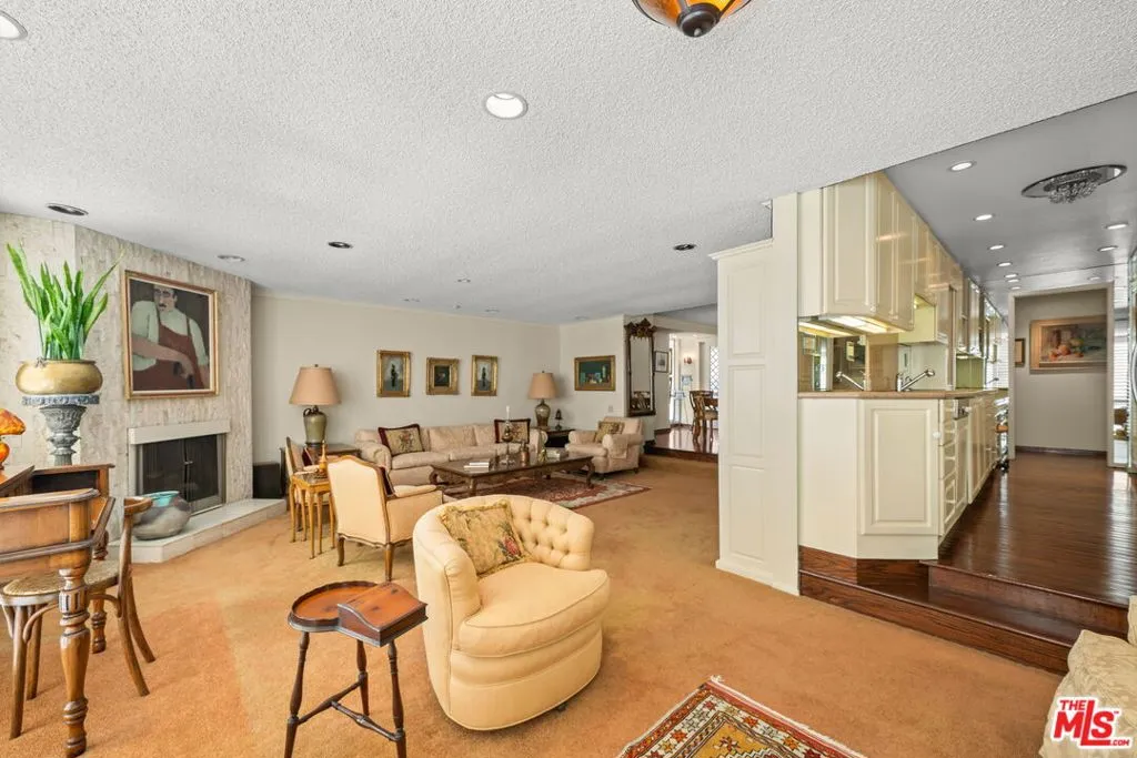 321 N Oakhurst Drive 403, Beverly Hills, California 90210 home-pic-2