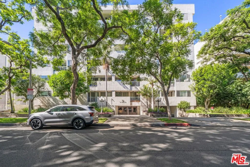 321 N Oakhurst Drive 403, Beverly Hills, California 90210 home-pic-35