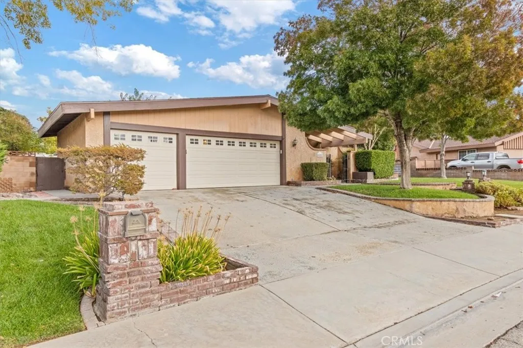 44028 Galion Avenue, Lancaster, California 93536 home-pic-1