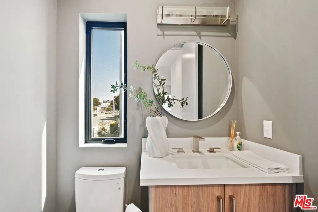 3811 S Verona Court, Los Angeles, California 90066 home-pic-5