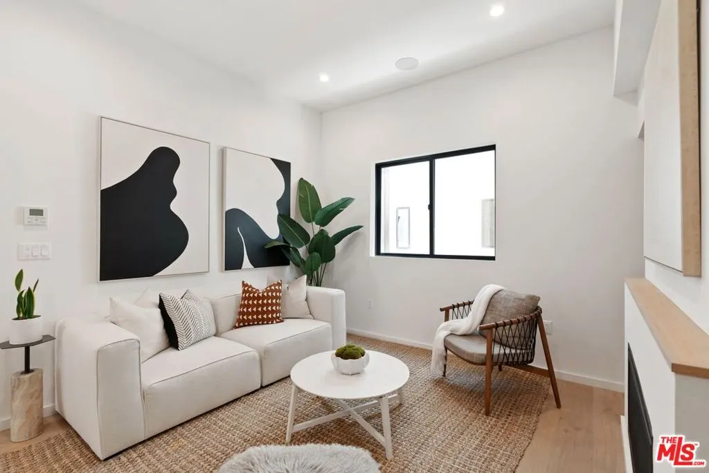 3807 S Verona Court, Los Angeles, California 90066 home-pic-2