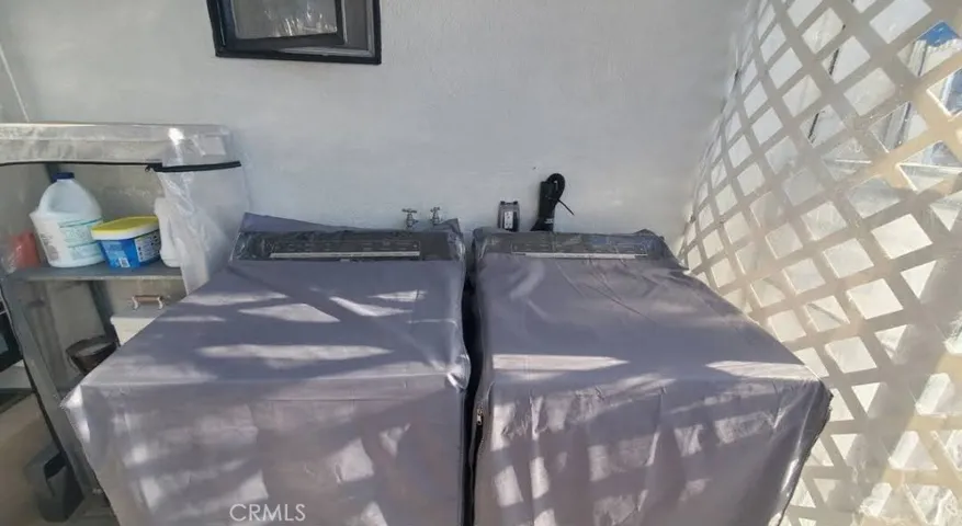 Outdoor enclosed laundry w/d