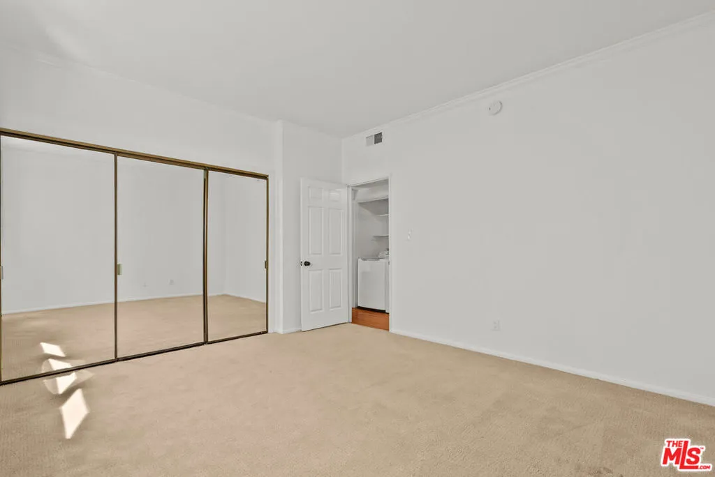 10654 Eastborne Avenue 102, Los Angeles, California 90024 home-pic-19
