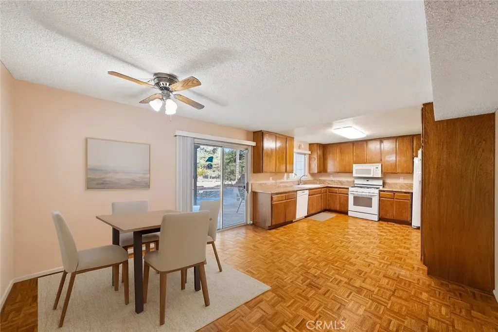 8215 Tamarind Lane, Jurupa Valley, California 92509 home-pic-12