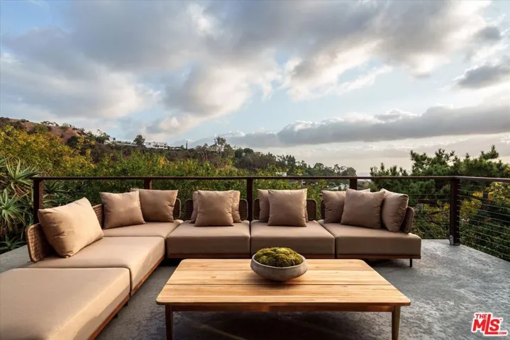 7420 Cervantes Place, Los Angeles, California 90046