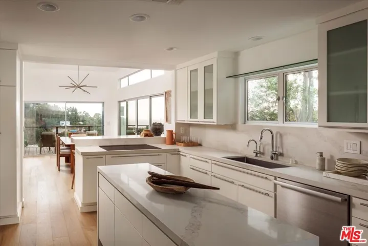 7420 Cervantes Place, Los Angeles, California 90046