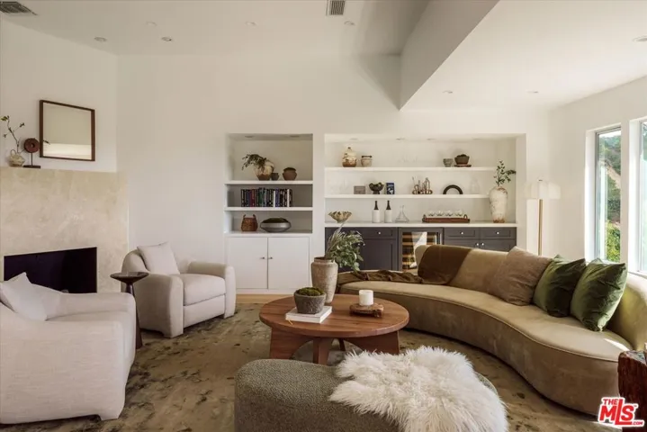 7420 Cervantes Place, Los Angeles, California 90046