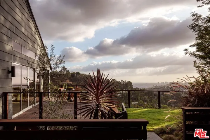 7420 Cervantes Place, Los Angeles, California 90046