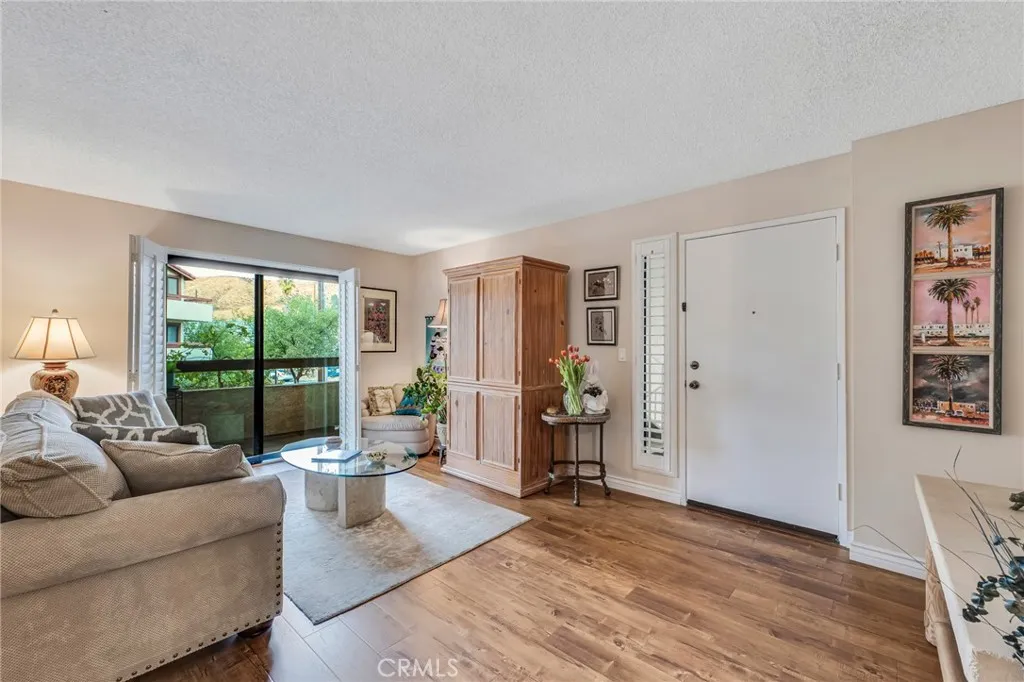 28010 Tiffany Lane 309, Canyon Country, California 91387 home-pic-4