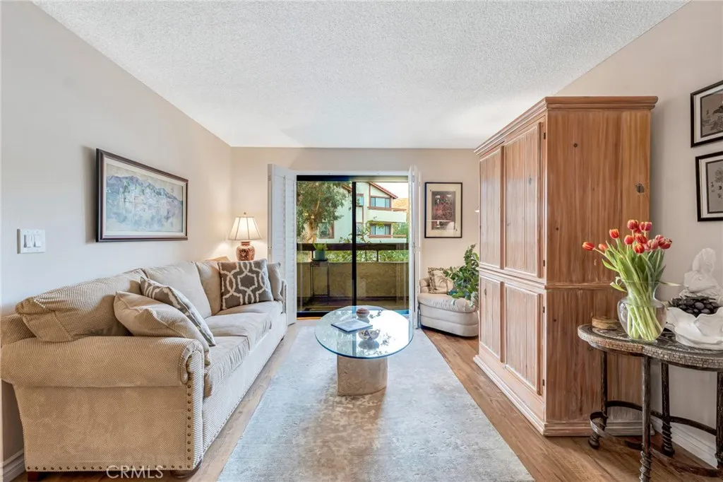 28010 Tiffany Lane 309, Canyon Country, California 91387 home-pic-2