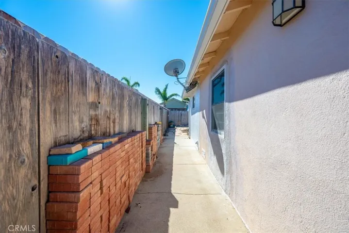Second Unit Outside Walkway, Access from front