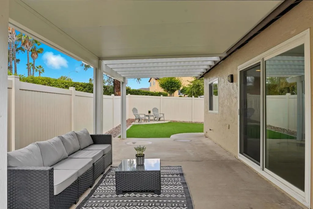 2304 Meadowridge Pl, Spring Valley, California 91977 home-pic-24