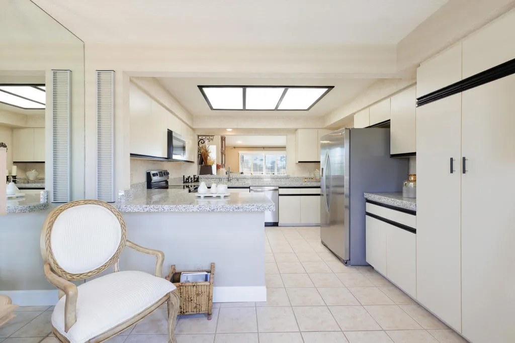 272 Vista Royale Circle E, Palm Desert, California 92211 home-pic-8