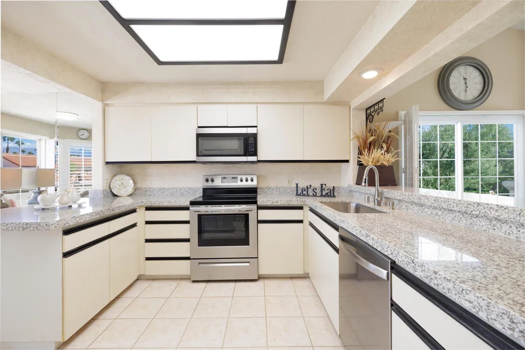 272 Vista Royale Circle E, Palm Desert, California 92211 home-pic-3