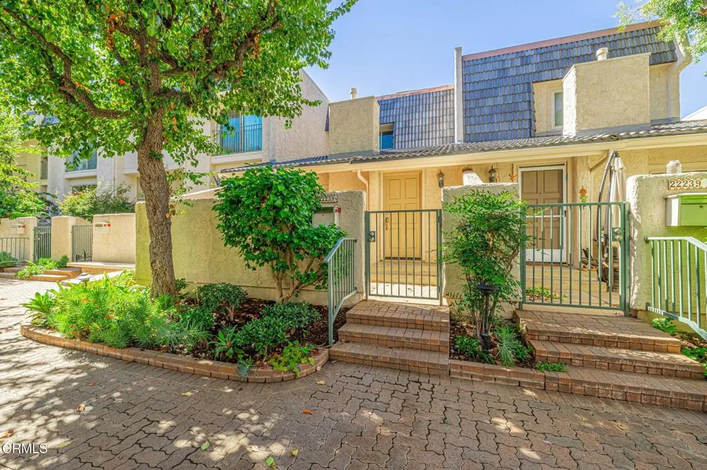 22239 1/4 Erwin Street, Woodland Hills, California 91367 home-pic-1