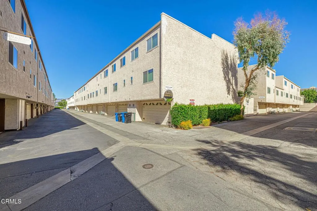 22239 1/4 Erwin Street, Woodland Hills, California 91367 home-pic-42