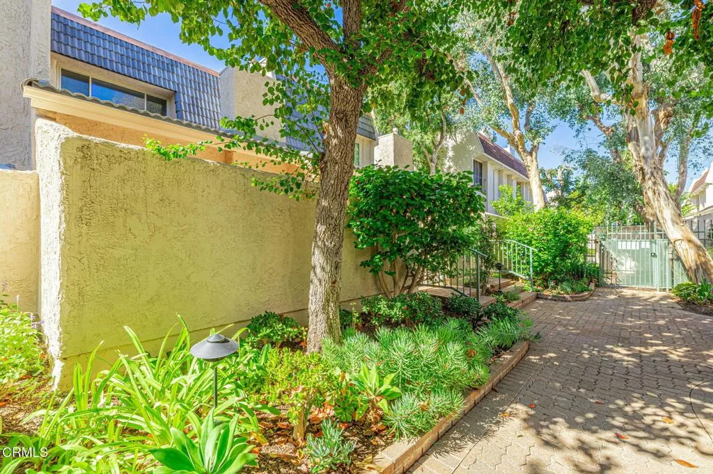 22239 1/4 Erwin Street, Woodland Hills, California 91367 home-pic-4